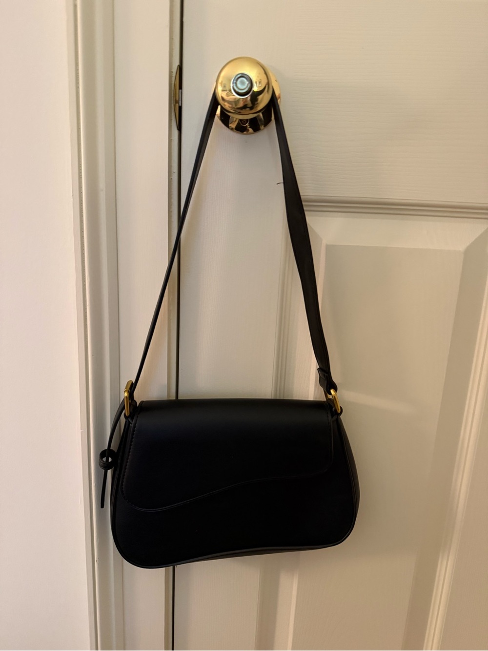 Classic Black Leather Shoulder Bag - Timeless Women's Crossbody - Picture 1 of 4